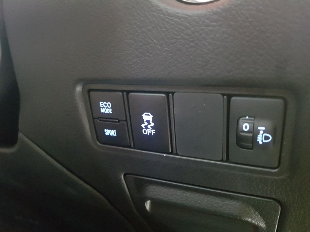 Baru Tahu Fitur Vehicle Stability Control di Mobil, Penting Saat Hujan